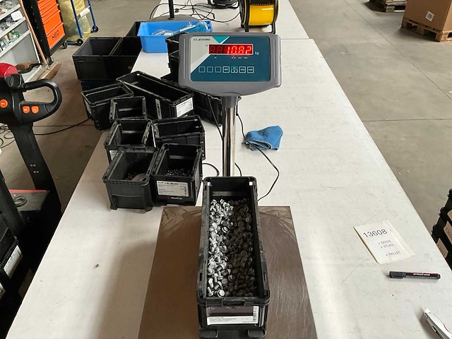 Würth 10.83kg flensbout met vertanding m8x12 in stapelbare bak - afbeelding 4 van  6