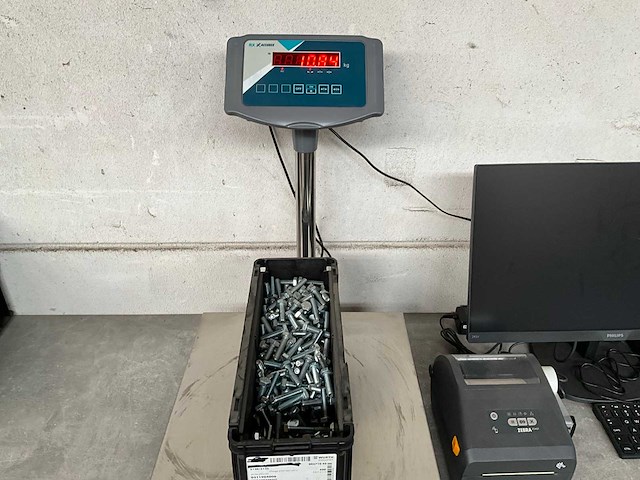 Würth 10.84 kg zeskant tapbout m10x40 in stapelbare bak - afbeelding 1 van  4