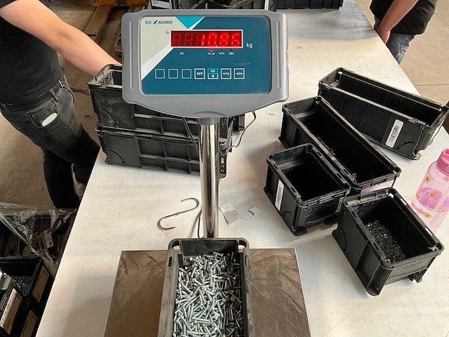 Würth 10.86kg schroef verzonken kop m4x30 in stapelbare bak - afbeelding 1 van  1