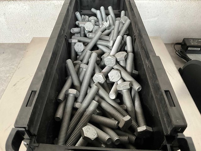 Würth 10.91 kg zeskant tapbout m10x80 in stapelbare bak - afbeelding 3 van  5