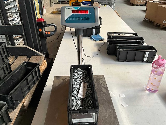 Würth 10.92kg zeskantmoer met flens m8 in stapelbare bak - afbeelding 3 van  5