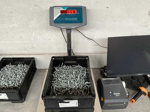 Würth 10.97 kg zeskant tapbout m6x70 in stapelbare bak - afbeelding 1 van  3