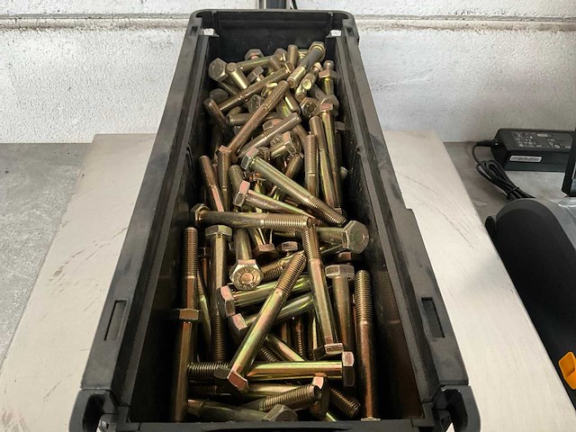 Würth 11.25 kg zeskantbout m10x1,25x80 in stapelbare bak - afbeelding 3 van  4