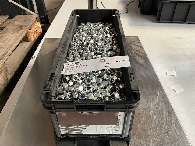 Würth 11.33kg zelfborgmoer m8 in stapelbare bak - afbeelding 1 van  6