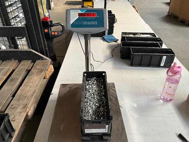 Würth 11.33kg zelfborgmoer m8 in stapelbare bak - afbeelding 3 van  6