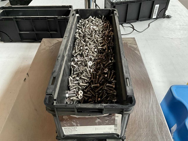 Würth 11.38kg schroef verzonken kop m6x20 in stapelbare bak - afbeelding 1 van  6