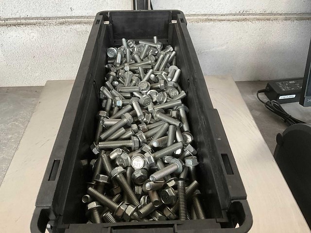 Würth 11.67 kg draadvormende schroef zeskantkop met flens m8x35 in stapelbare bak - afbeelding 3 van  5