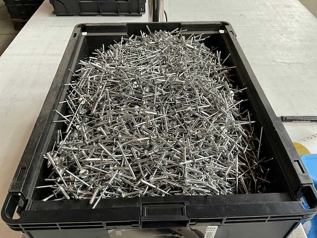 Würth 11.67kg blindklinknagel platbolkop alu 3,2x17 in stapelbare bak - afbeelding 3 van  6