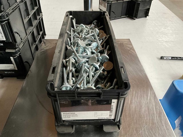 Würth 11.94kg kartelschroef m6x50 in stapelbare bak - afbeelding 1 van  6