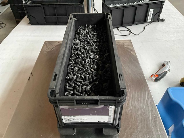 Würth 11.95kg lage bolkopschroef met flens m6x16 in stapelbare bak - afbeelding 1 van  6