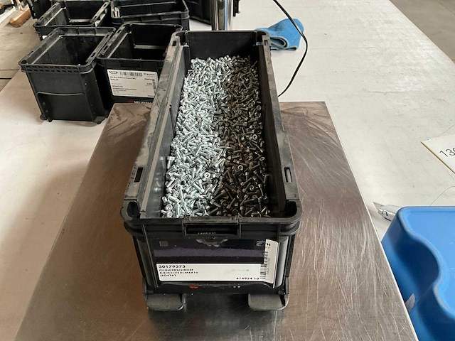 Würth 11.97kg cilinderschroef m4x10 in stapelbare bak - afbeelding 1 van  6