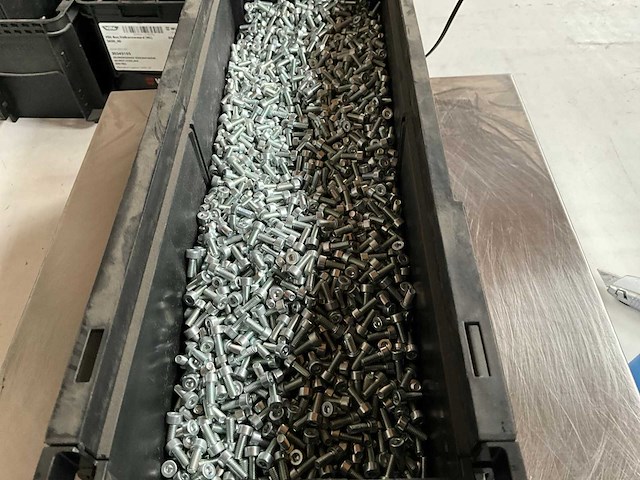 Würth 11.97kg cilinderschroef m4x10 in stapelbare bak - afbeelding 3 van  6