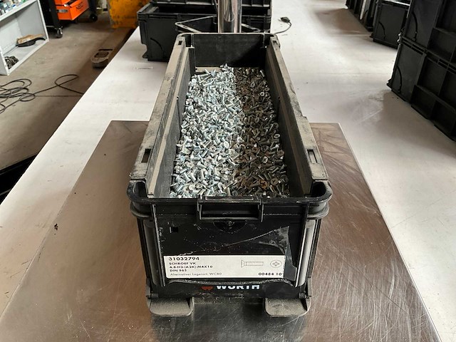 Würth 12.01kg schroef m4 x 10 in stapelbare bak - afbeelding 1 van  6