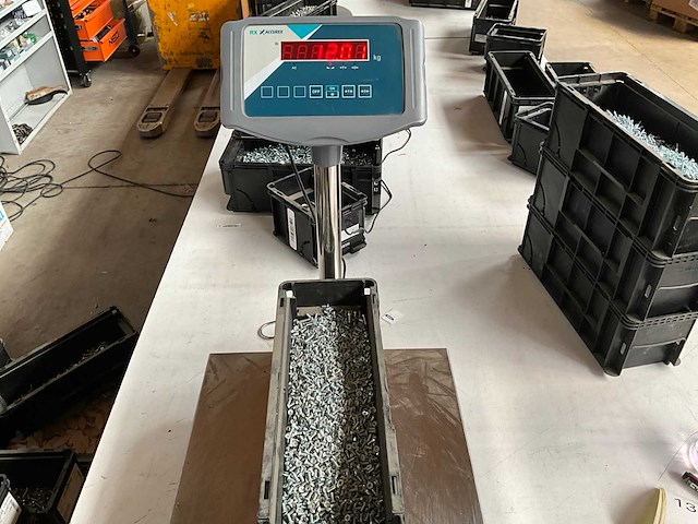 Würth 12.01kg schroef m4 x 10 in stapelbare bak - afbeelding 4 van  6
