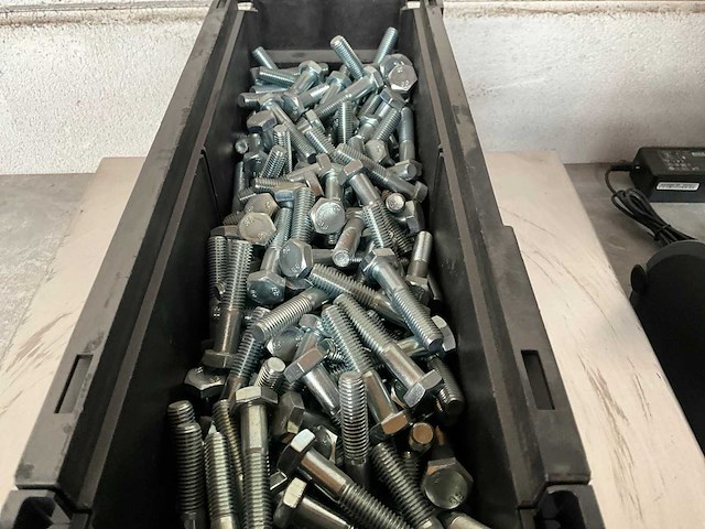 Würth 12.28 kg zeskant tapbout m10x50 in stapelbare bak - afbeelding 3 van  5