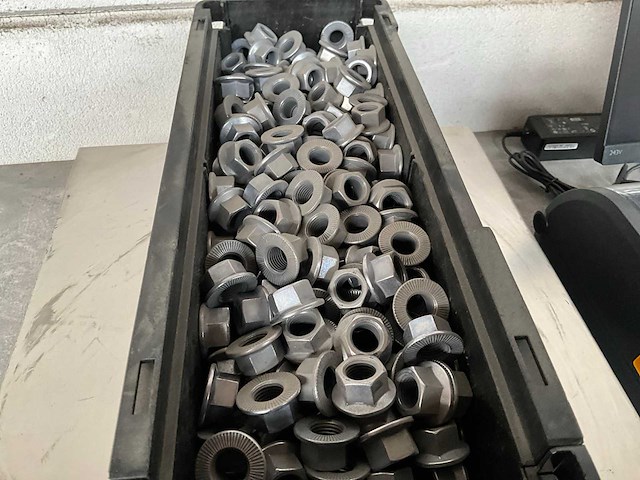 Würth 12.37 kg moer v. kozijnschroef m14x1,5 in stapelbare bak - afbeelding 2 van  4