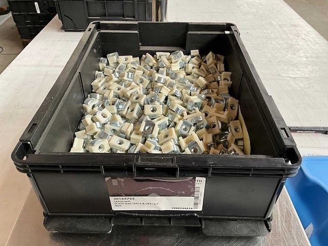 Würth 12.47kg catch nut 16x11/29x12,7 in stapelbare bak - afbeelding 1 van  7