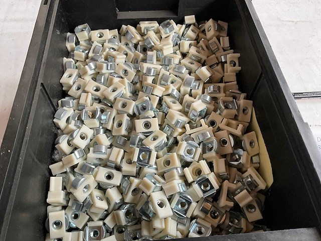 Würth 12.47kg catch nut 16x11/29x12,7 in stapelbare bak - afbeelding 3 van  7