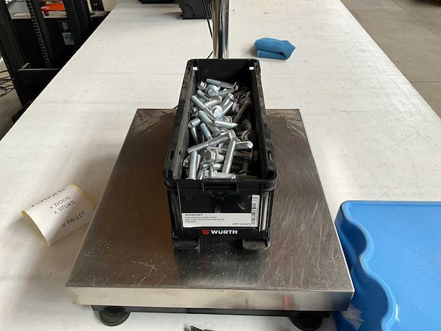 Würth 12.49kg zeskantbout met flens m12x70 in stapelbare bak - afbeelding 1 van  6
