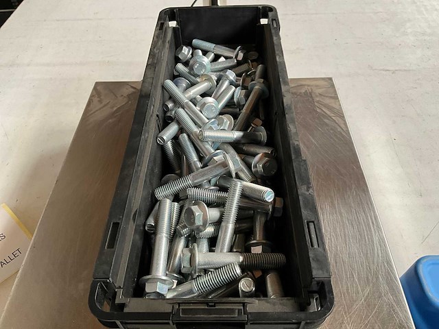 Würth 12.49kg zeskantbout met flens m12x70 in stapelbare bak - afbeelding 3 van  6