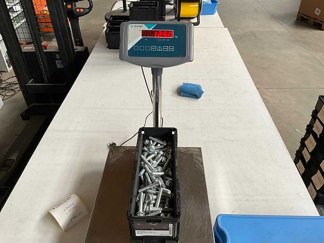 Würth 12.49kg zeskantbout met flens m12x70 in stapelbare bak - afbeelding 4 van  6