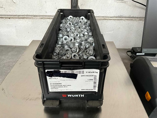Würth 12.77 kg zeskantmoer met flens m10 in stapelbare bak - afbeelding 1 van  5