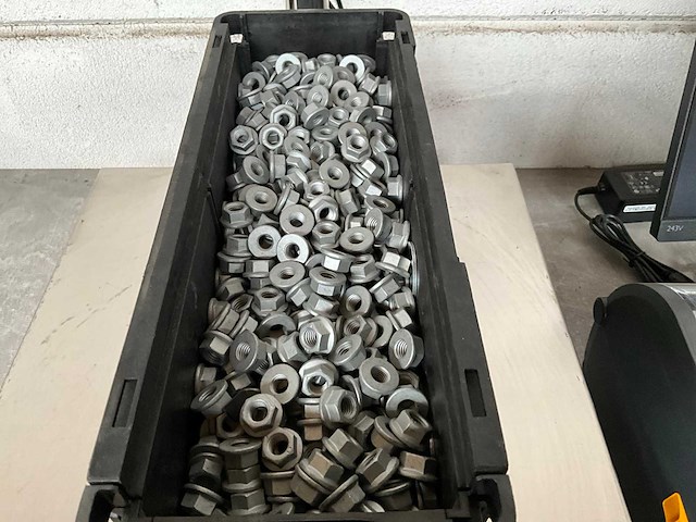 Würth 12.77 kg zeskantmoer met flens m10 in stapelbare bak - afbeelding 3 van  5