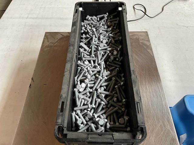 Würth 12.80kg zeskantbout met flens m6x20 in stapelbare bak - afbeelding 3 van  6