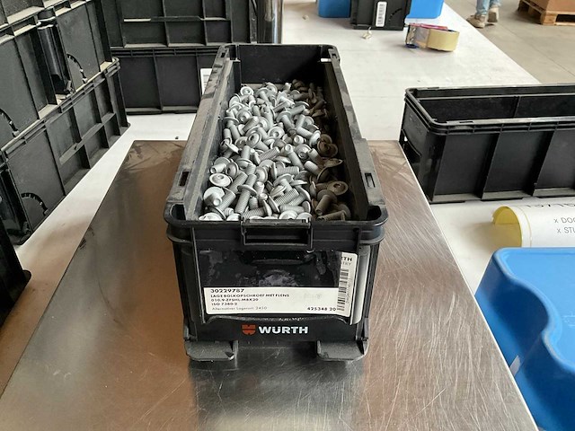 Würth 13.00kg lage bolkopschroef met flens m8x20 in stapelbare bak - afbeelding 1 van  6