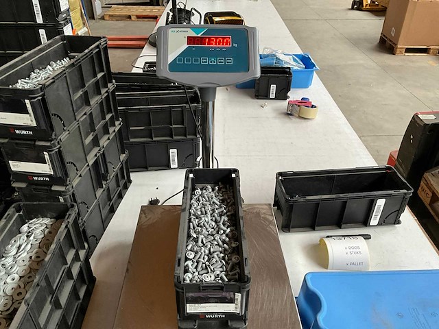 Würth 13.00kg lage bolkopschroef met flens m8x20 in stapelbare bak - afbeelding 3 van  6