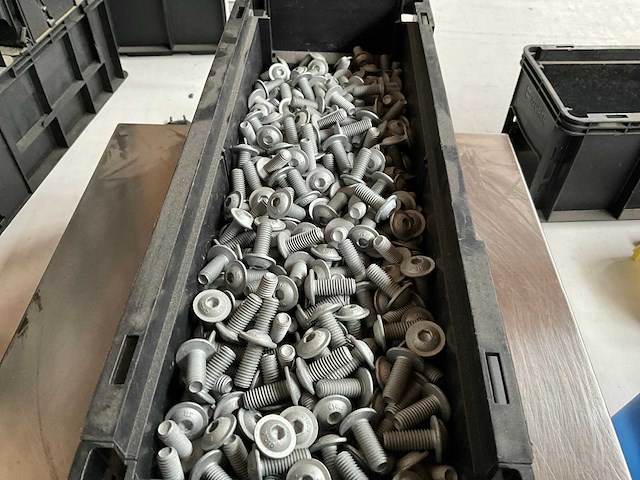 Würth 13.00kg lage bolkopschroef met flens m8x20 in stapelbare bak - afbeelding 4 van  6