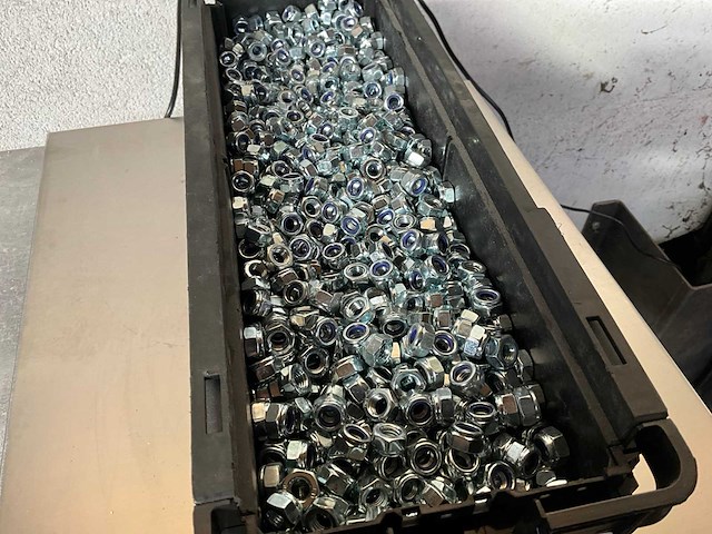 Würth 13.03 kg zelfborgende zeskantmoer m8 in stapelbare bak - afbeelding 3 van  5