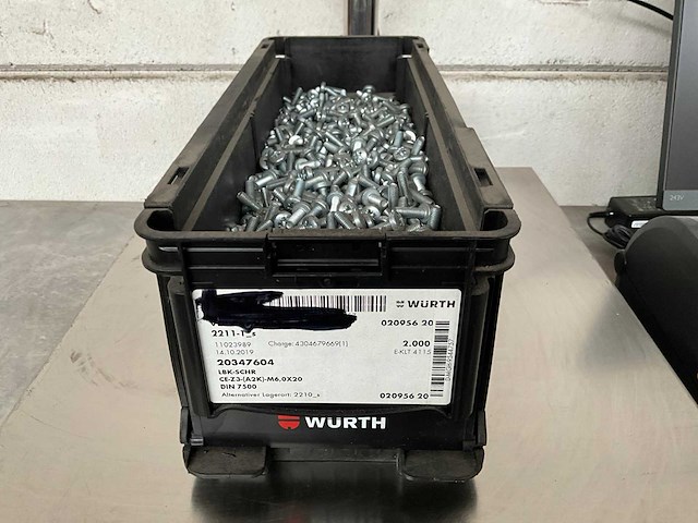Würth 13.35 kg lbk schroef m6x20 in stapelbare bak - afbeelding 1 van  2