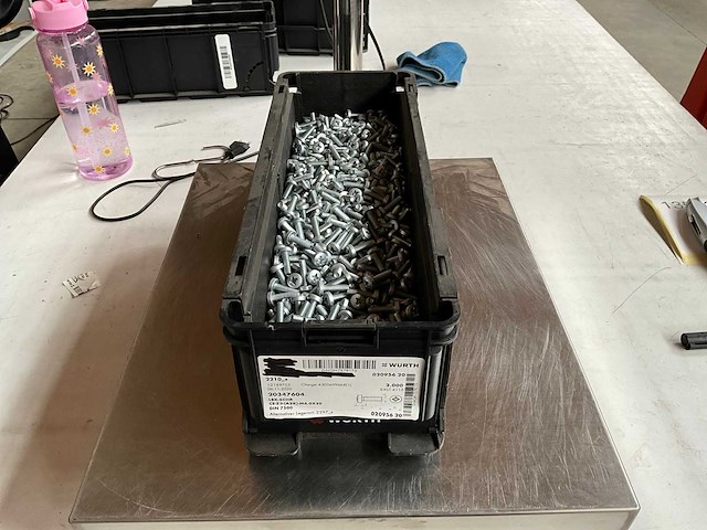 Würth 13.35kg lbk schroef m6,0x20 in stapelbare bak - afbeelding 1 van  4