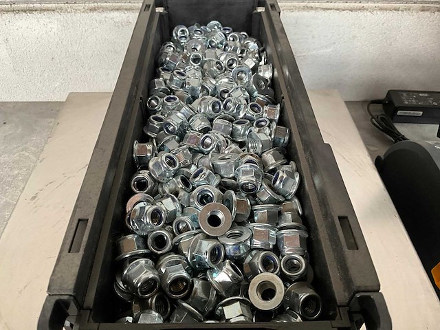 Würth 13.36 kg zeskantmoer met flens m10 in stapelbare bak - afbeelding 3 van  5