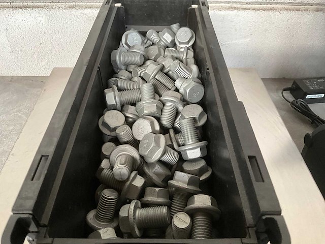 Würth 13.37 kg flensbout met vertanding ripp m16x25 in stapelbare bak - afbeelding 3 van  4