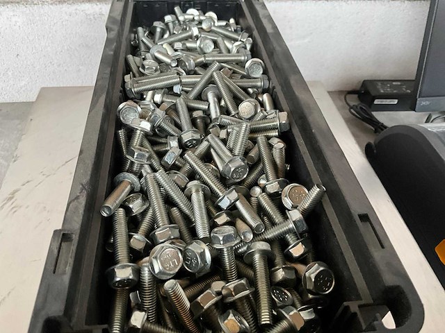 Würth 13.40 kg draadvormende schroef zeskant met flens m8x35 in stapelbare bak - afbeelding 2 van  3