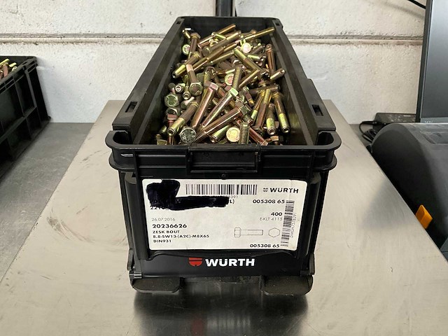 Würth 13.69 kg zeskantbout m8x65 in stapelbare bak - afbeelding 1 van  5