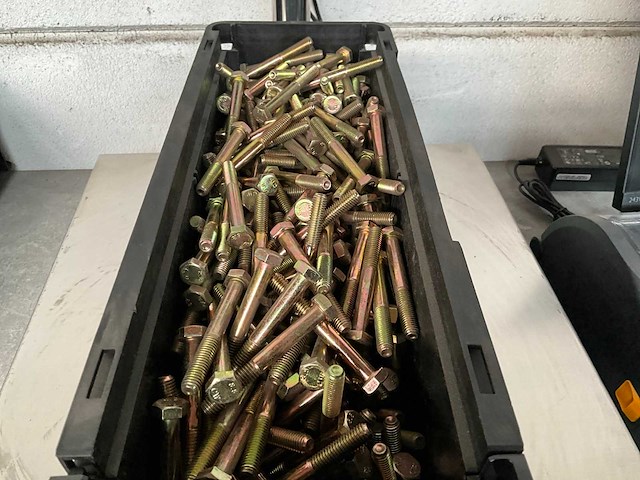 Würth 13.69 kg zeskantbout m8x65 in stapelbare bak - afbeelding 3 van  5