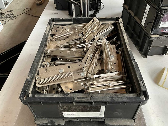 Würth 13.71kg klepbeslag links in stapelbare bak - afbeelding 1 van  6