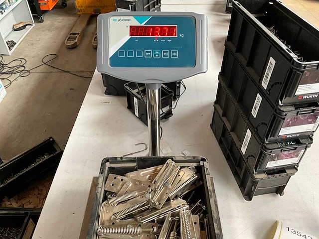 Würth 13.71kg klepbeslag links in stapelbare bak - afbeelding 3 van  6