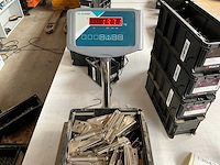 Würth 13.71kg klepbeslag links in stapelbare bak - afbeelding 3 van  6