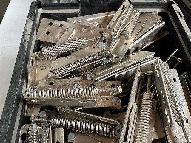 Würth 13.71kg klepbeslag links in stapelbare bak - afbeelding 7 van  7