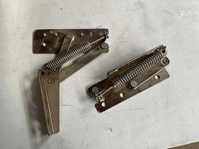 Würth 13.71kg klepbeslag links in stapelbare bak - afbeelding 4 van  6