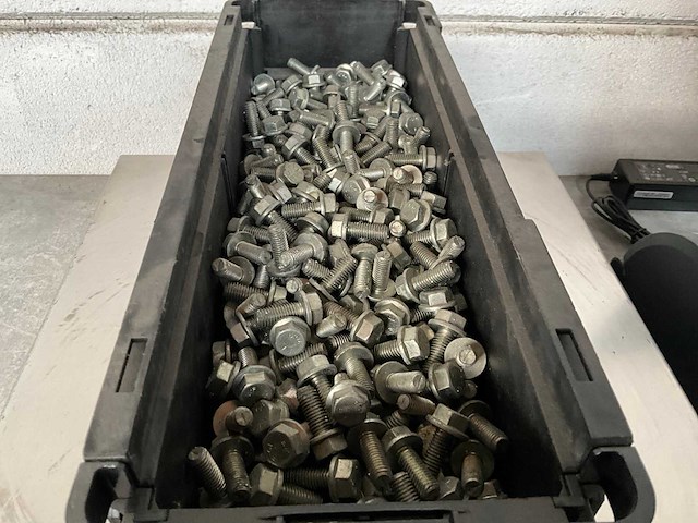 Würth 13.91 kg schroef zeskantkop met flens m8x20 in stapelbare bak - afbeelding 3 van  5