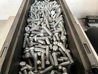 Würth 14.03 kg schroef zeskantkop met voldraad m8x35 in stapelbare bak - afbeelding 3 van  4