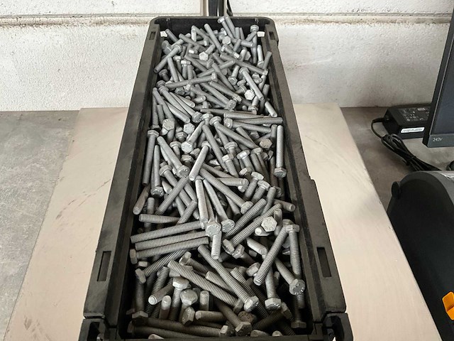 Würth 14.09 kg zeskant tapbout m6x50 in stapelbare bak - afbeelding 2 van  3