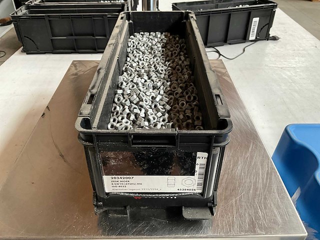 Würth 14.46kg zeskantmoer m6 in stapelbare bak - afbeelding 1 van  6