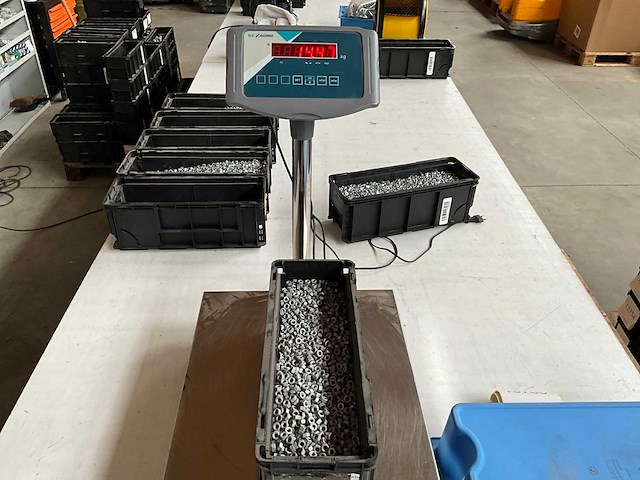 Würth 14.46kg zeskantmoer m6 in stapelbare bak - afbeelding 4 van  6