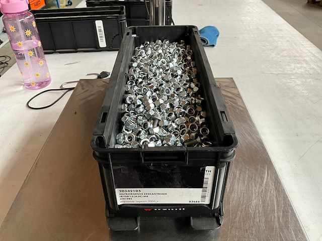 Würth 14.53kg zelfborgende zeskantmoer m8 in stapelbare bak - afbeelding 2 van  6
